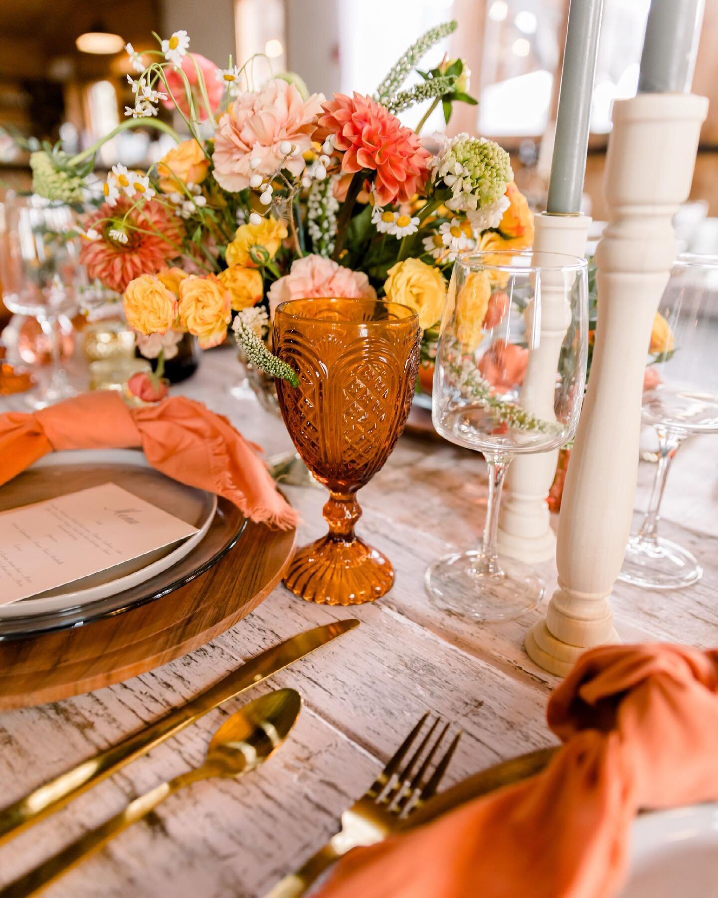 What do you have in mind for your wedding aesthetic? We are living for these warm colors with our new amber glasses and natural wooden candlestick holders 😍

Floral: @tenpointfloraldesign 
Design/Rentals: @arrowedbeginnings &amp; @whiteoaksdahlonega
