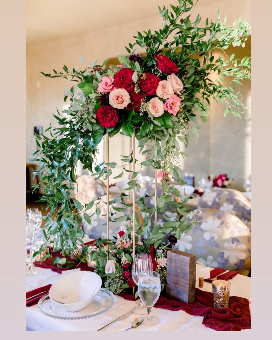 Tall centerpieces ✨ 
There is a common misconception that anything with height will block guests from seeing each other across the table. While this can be the case, there are options like this gold riser that give height without obstructing ones vie