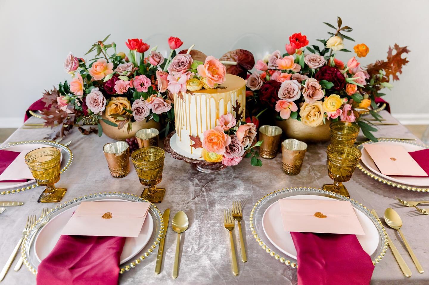 This table and these florals. Holy moly.
Design: @tenpointfloraldesign